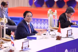 Premier vietnamita asiste a 40ª Cumbre de la ASEAN en Camboya