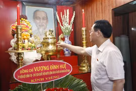 Titular del Parlamento de Vietnam rinde tributo al Presidente Ho Chi Minh y mártires de guerra 