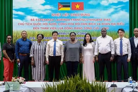 Presidenta parlamentaria de Mozambique visita Instituto de Investigación del Arroz del Delta del Mekong