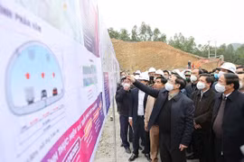 Primer ministro vietnamita inspecciona progreso de proyectos de la autopista Norte-Sur