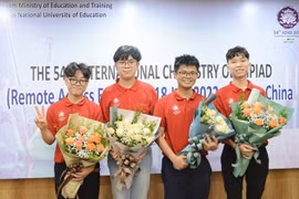 Todos los concursantes vietnamitas en IChO 2022 conquistan preseas doradas