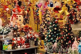 Resulta vibrante mercado de adornos de Navidad en Hanoi