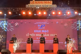 Efectúan festival de compras de Hanoi
