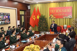 Primer ministro de Vietnam visita Fuerza aérea y antiaérea en vísperas del Tet