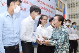  Entregan becas a estudiantes camboyanos en Vietnam