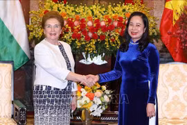 Dirigente de Vietnam recibe a primera vicepresidenta de Asamblea Nacional de Hungría