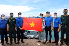 Entregan cientos de banderas nacionales a pescadores en isla vietnamita de Phu Quy