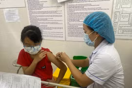 Reducen casos diarios de COVID-19 en Vietnam