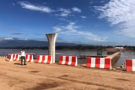 Primer ministro tailandés visita Laos