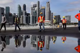 Singapur continúa flexibilizando restricciones de COVID-19 contra trabajadores migrantes