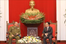 Dirigente vietnamita recibe a funcionario de las Fuerzas Armadas Revolucionarias de Cuba