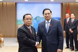 Premier vietnamita realza cooperación con Laos en labor de inspección