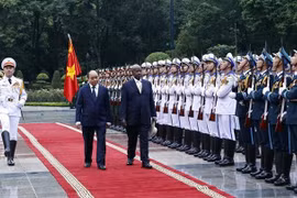 Presidente vietnamita preside ceremonia oficial de bienvenida a homólogo ugandés
