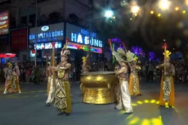 Efectúan carnaval callejero en provincia vietnamita