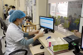 Más de 11 mil centros médicos vietnamitas buscan información mediante tarjetas de identificación con chip