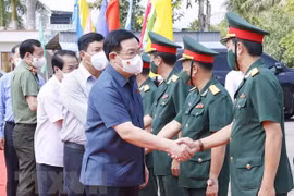 Titular del Legislativo vietnamita transmite felicitaciones por el Tet a soldados y pobladores de Ca Mau