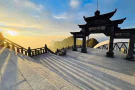 Escarcha adorna nuevamente cima del monte Fansipan en Vietnam