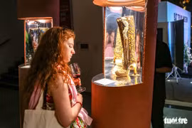Presentan en Vietnam obras de cerámica inspiradas en moda italiana