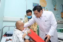 Premier vietnamita visita pacientes pediátricos con motivo del Día Internacional del Niño