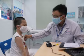 Felicitan a galenos de Hanoi por el Día del Médico Vietnamita