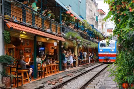 Responden solicitudes relacionadas con cafeterías a lo largo de vías del tren