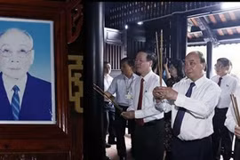 Dirigentes vietnamitas rinden homenaje al difunto presidente del Consejo de Estado Vo Chi Cong 