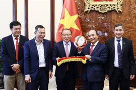 Presidente vietnamita recibe a entrenadores de fútbol masculino y femenino
