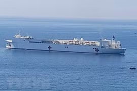 Barco hospital de Estados Unidos USNS Mercy atraca en puerto vietnamita 