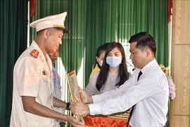 Otorgan medalla de valentía a oficial vietnamita por salvar vidas a accidentados