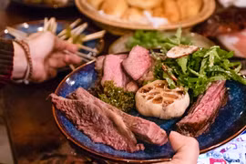 Asado y vinos de Argentina deleitan al público vietnamita
