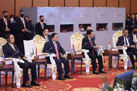 Premier vietnamita asiste a primeras actividades de Cumbres de ASEAN