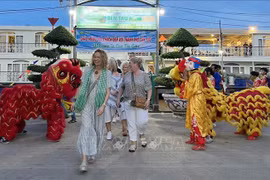 Primer grupo de turistas internacionales a Can Tho en crucero de cinco estrellas