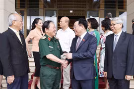 Presidente de Parlamento vietnamita se reúne con miembros del Club de Economía, Cultura y Turismo