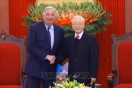 Máximo dirigente vietnamita dialoga con presidente del Senado de Francia