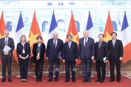 Primer ministro de Vietnam recibe al presidente del Senado de Francia