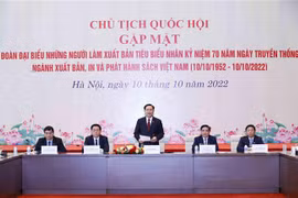 Presidente del Legislativo vietnamita se reúne con destacados editores 