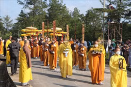 Miles asisten al funeral de maestro zen Thich Nhat Hanh