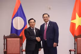 Primer ministro vietnamita sostiene encuentro su homólogo laosiano