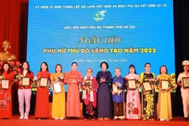 Homenaje a 10 mujeres ejemplares de Hanoi en 2022