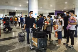 Repatrian a cerca de mil 700 vietnamitas evacuados de Ucrania
