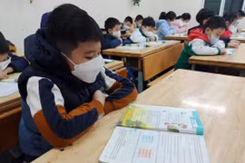 Alumnos en distritos suburbanos de Hanoi retoman el aprendizaje en línea