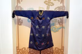 Efectúan exposición sobre trajes de mandarines de la dinastía Nguyen 