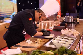  Chefs vietnamitas compiten en procesamiento de cocina internacional