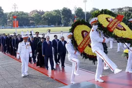 Dirigentes del Partido y del Estado rinden homenaje a mártires de guerra