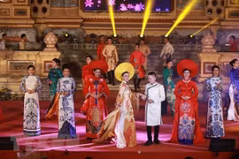 Identidad nacional se refleja en el Ao Dai, túnica tradicional de mujeres vietnamitas