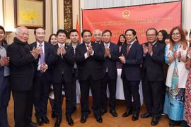 Primer ministro de Vietnam se reúne con comunidad de connacionales en Bélgica