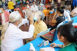 Médicos vietnamitas brindan consulta médica gratuita a coterráneos y laosianos en Vientiane