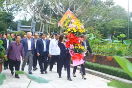 Destacados jefes de aldeas de Vietnam y Laos visitan pueblo natal del Presidente Ho Chi Minh 