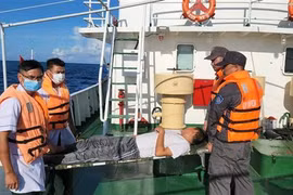 Auxilian a pescador vietnamita enfermo para recibir tratamiento adecuado