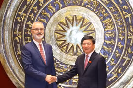 Parlamentos de Vietnam y Hungría impulsan cooperación e intercambio de experiencias 